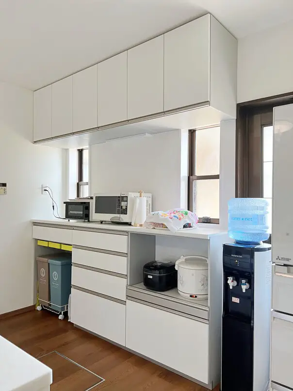 対面キッチンへ変更し、カップボードを新設致しました。